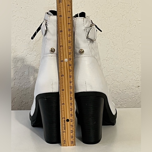 G by Guess White Lace Up Winter Wonderland Luxe Steampunk Combat Boots Size 8M - Picture 9 of 15